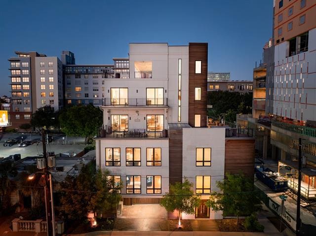 Building Photo - 2934 N Hall St Unit 202