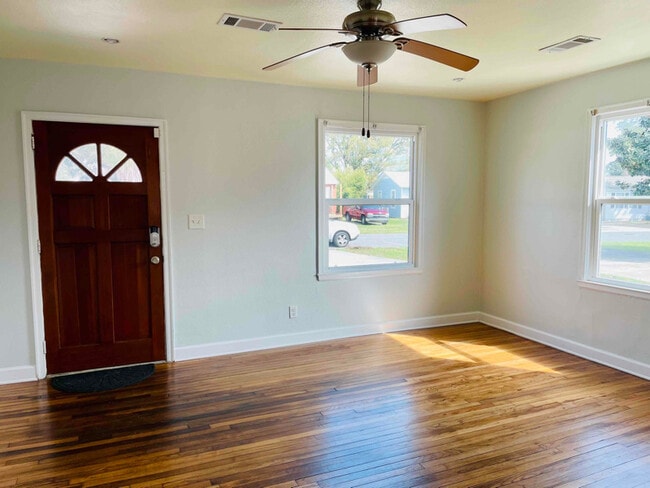 Photo - 117 SE Gilliland Rd