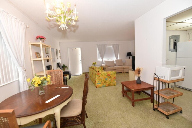 Photo - 715 Saxony Pl