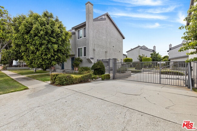 Photo - 15305 Berendo Ave Unit 16