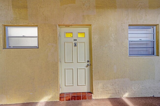 Building Photo - 5140 SW 40th Ave Unit 23C