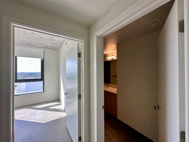 Photo - 321 NW 31st St Unidad B2