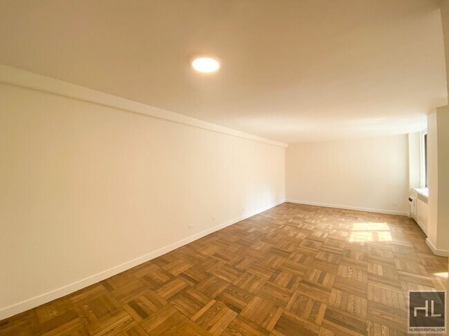 Building Photo - 1 Bedroom Apartment In Yorkville UES! $4,3...