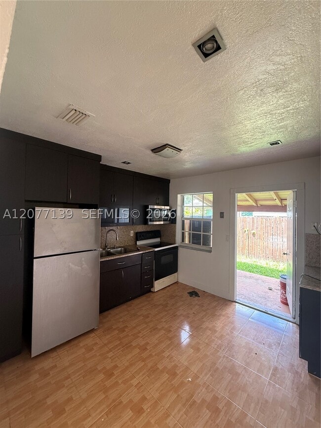 401 SW 4th St Unit 403