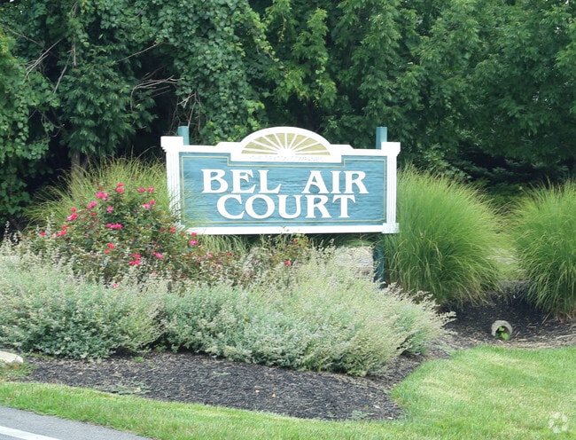 Letrero de pilón - Bel Air Court
