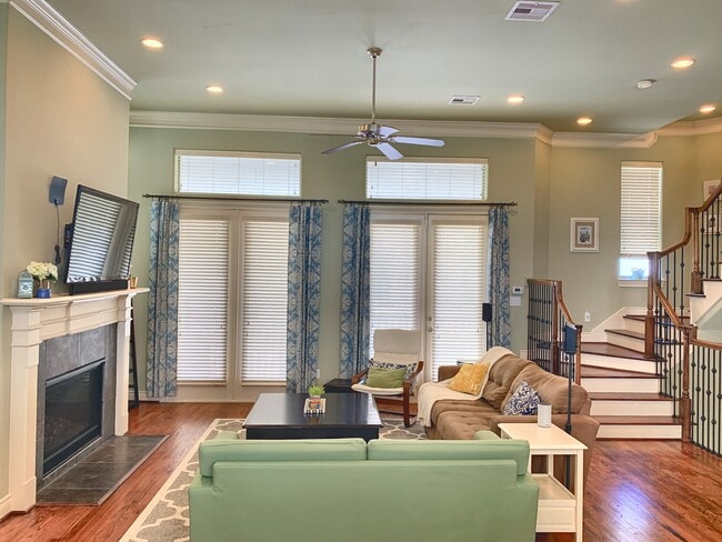 Sala de estar del segundo piso, techos altos. - 9617 Pemberton Cres Dr