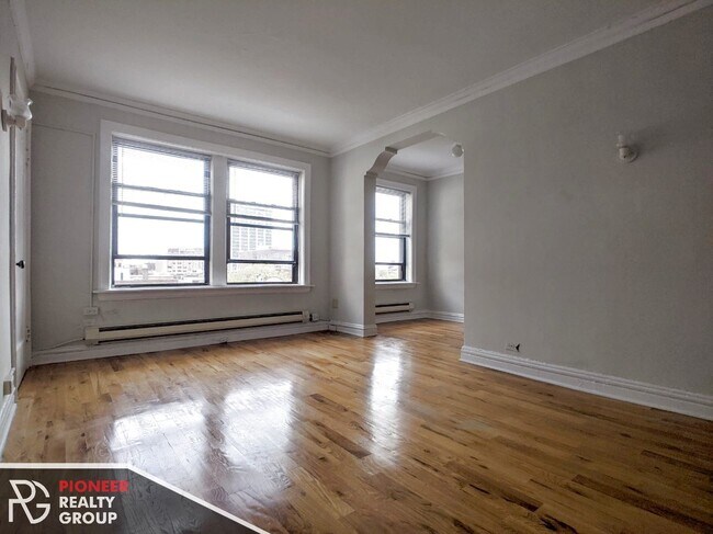 Photo - 425 W Roscoe St