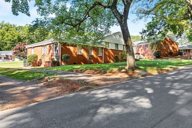 2 Bed | 1 Bath Bright and Serene Home in M... - 2 Bed | 1 Bath Bright and Serene Home in M...