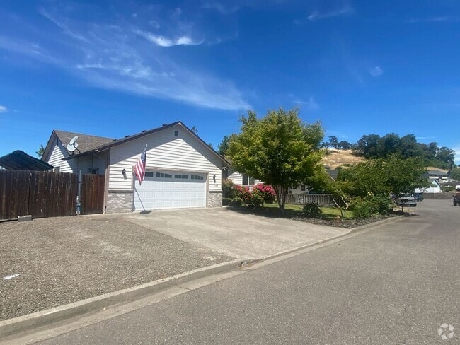 Building Photo - Green area 3 Bedroom 2 Bath with Garage Rental
