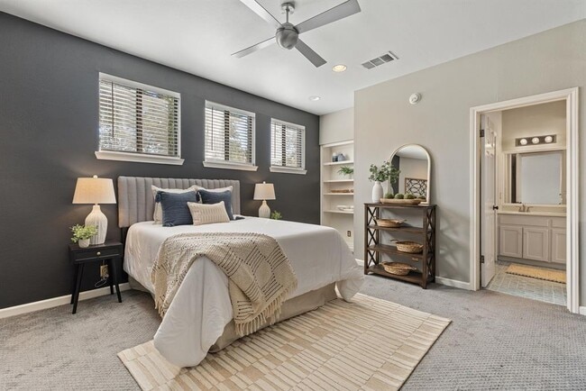 Photo - 611 E 45th St Unit 25