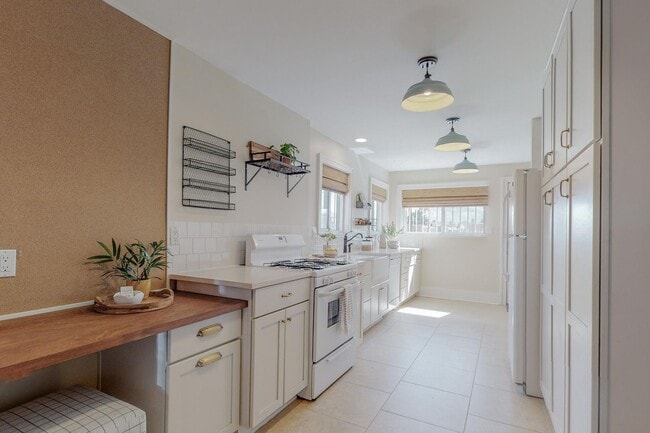 Photo - 1610 Las Lomas Rd NE