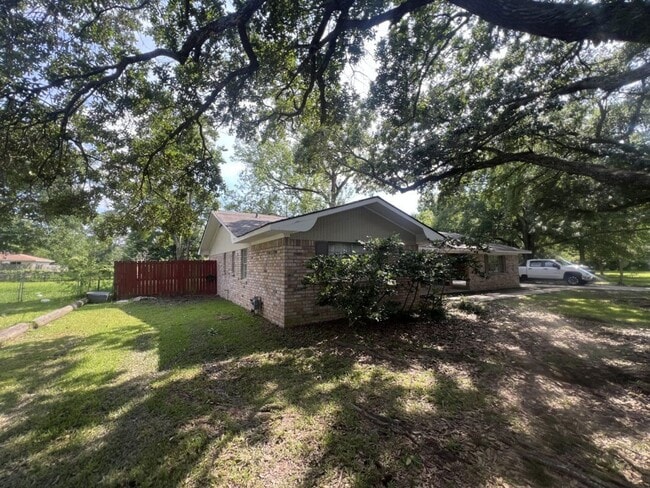 Photo - Charming 3 Bedroom Home in a Prime Zachary Location & School District!