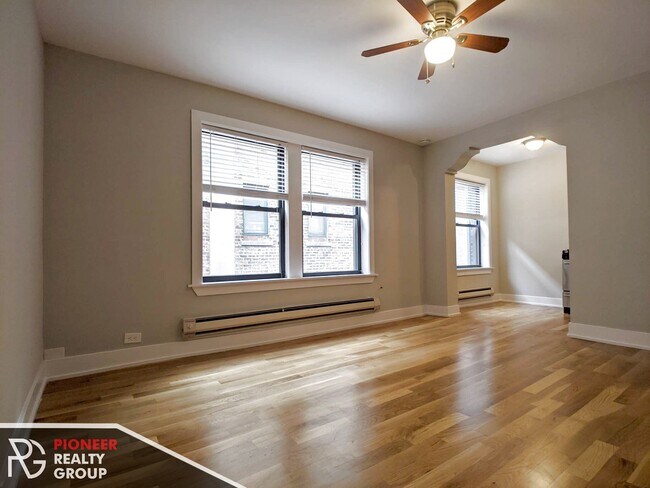 Photo - 429 W Roscoe St