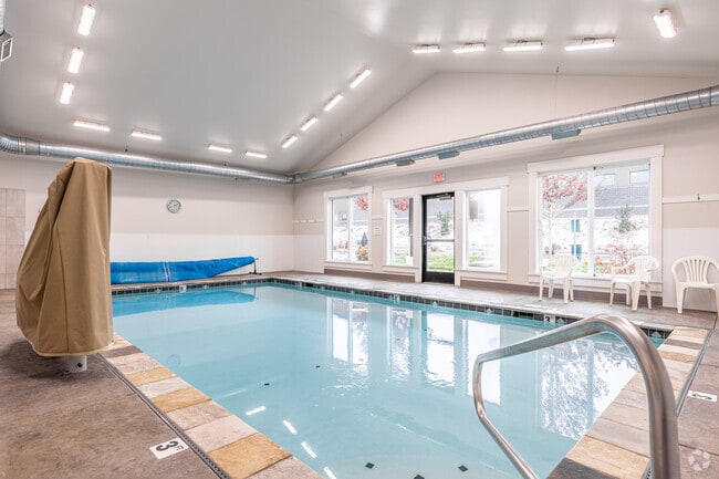 Piscina interior - Escena Apartments