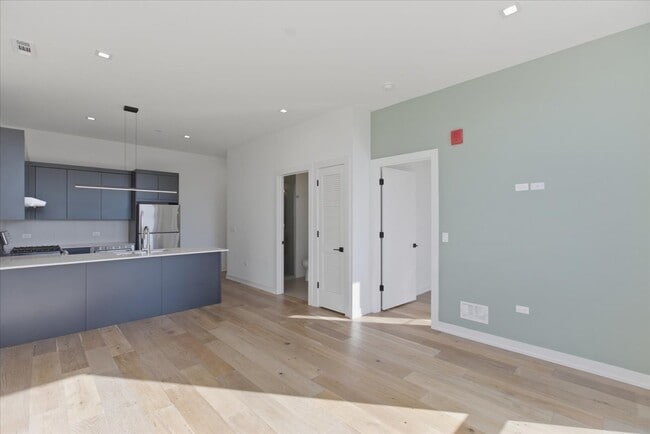 Photo - 4513 N Clark St