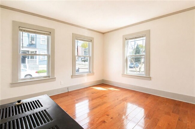 Photo - 111 Johnson St