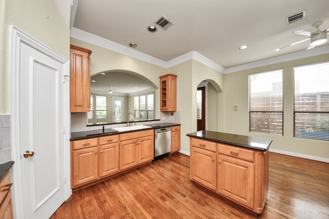 Building Photo - 605 W Polk St Unit B