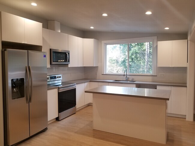 Cocina luminosa y espaciosa con encimera de acera. - 4070 149th Ave SE Unidad 4070 149 th Ave SE
