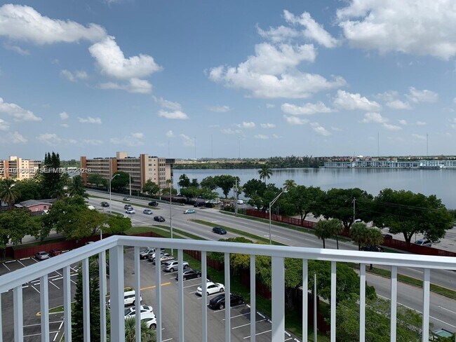 Building Photo - 1200 NE Miami Gardens Dr Unit 814W