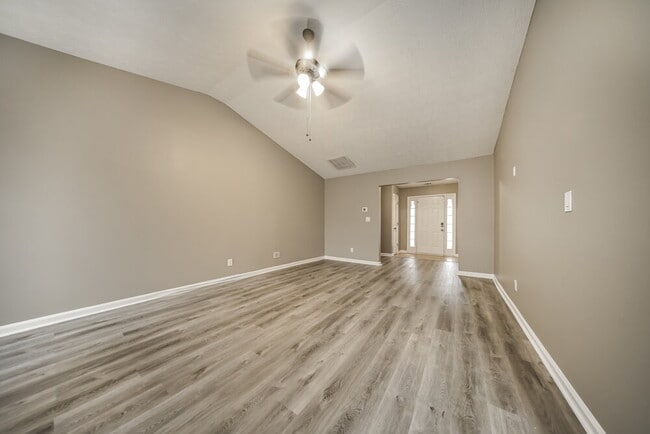 Photo - 1001 Maple Leaf Ridge