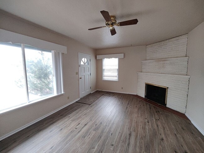 Photo - Cozy 2x1 garage, with workshop, and AC