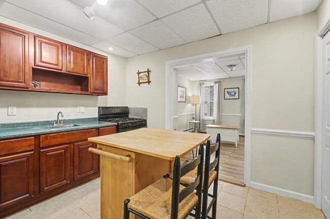 Photo - One bed, partially furnished, all utilities included Unidad 165 E Pomfret Apt 1