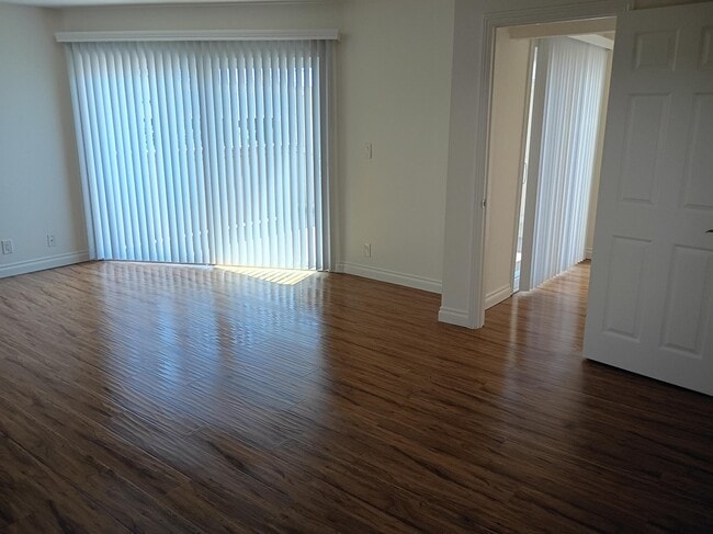 Building Photo - 4901 Heil Ave Unit Jr-1