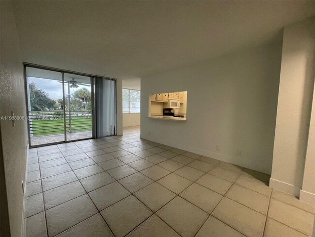 Building Photo - 9441 Live Oak Pl Unit 209