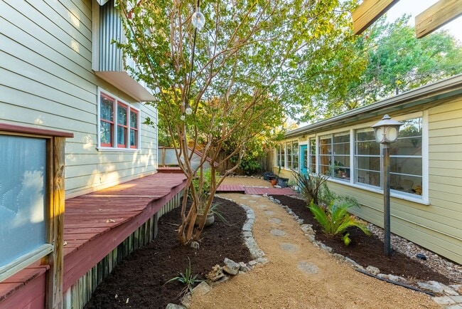 Photo - Charming Home Nestled in Tarry Town!!