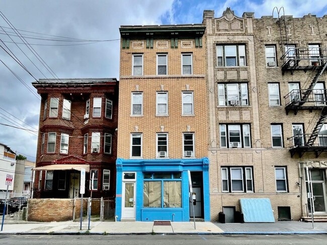 Building Photo - 388 Baldwin Ave Unit 3