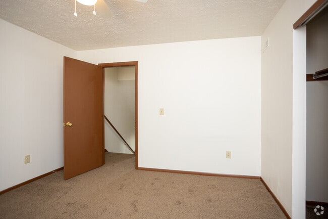 2BR, 1BA - 850 SF