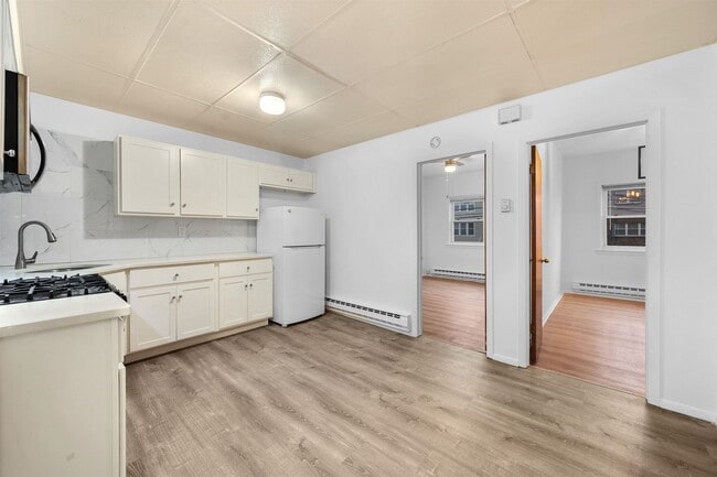 Building Photo - 40 W 52nd St Unit 1F