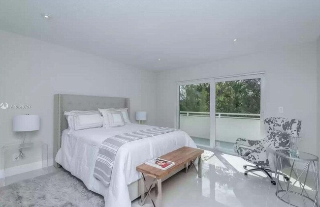 Building Photo - 3212 NE 12th St Unit 302