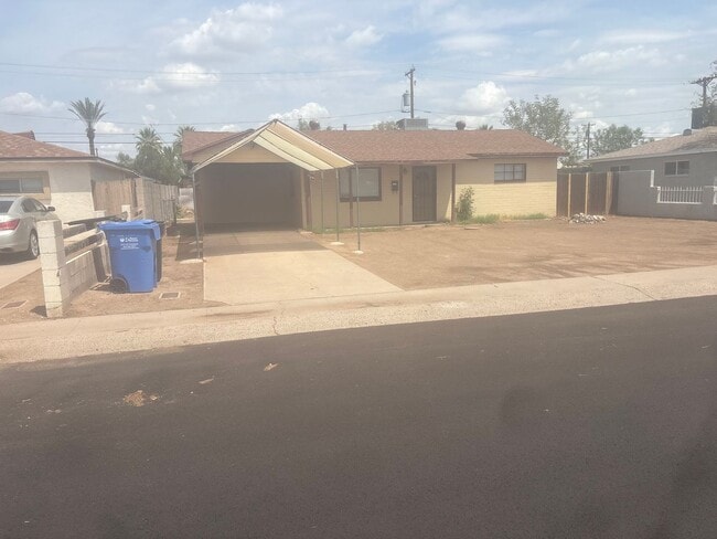 2746 W Glenrosa Ave