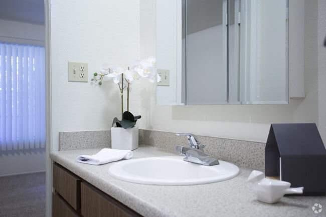 2BR, 1BA-924 SF