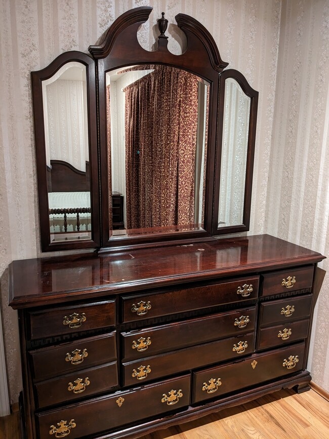 Photo - 945 Stonehurst Way