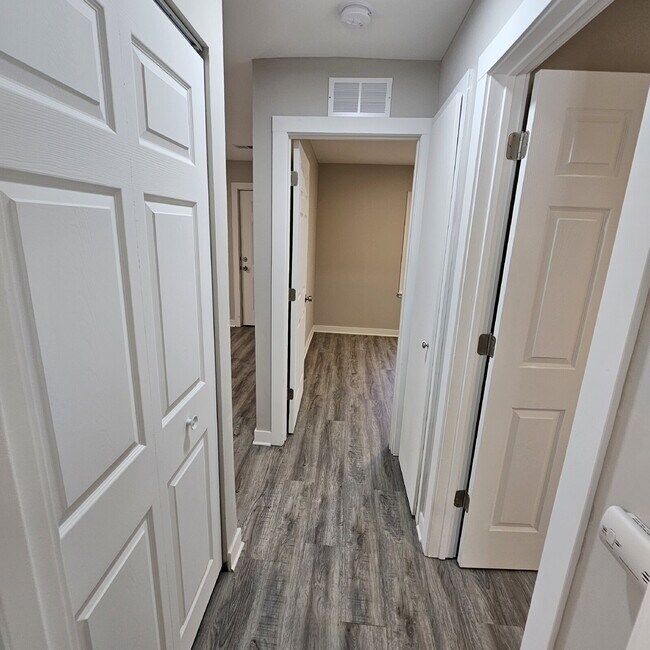 Photo - 2 bed, 1 bath renovated ranch. Kitchen has... Apartment