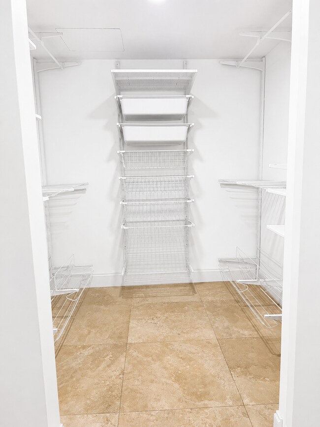 Walking closet - 1800 N Bayshore Dr Unit 1502