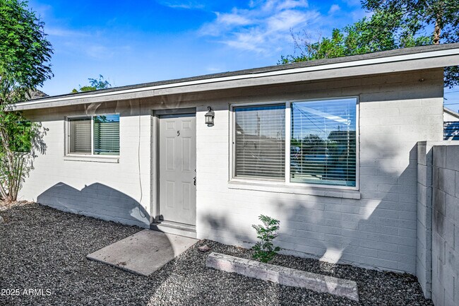 Building Photo - 1310 W Cochise Dr Unit 5 Rental