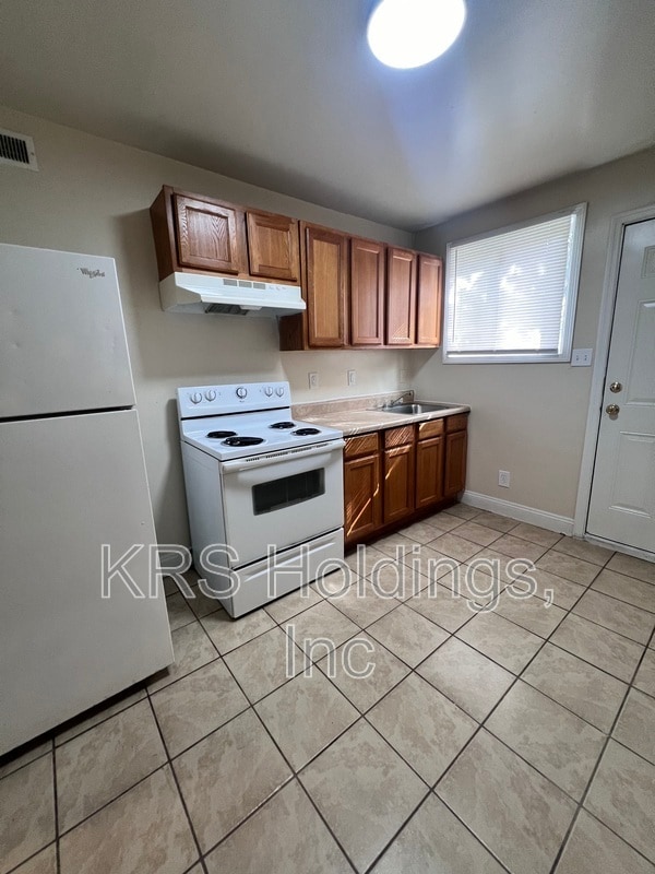 Building Photo - 2110 Phaup St Unit A