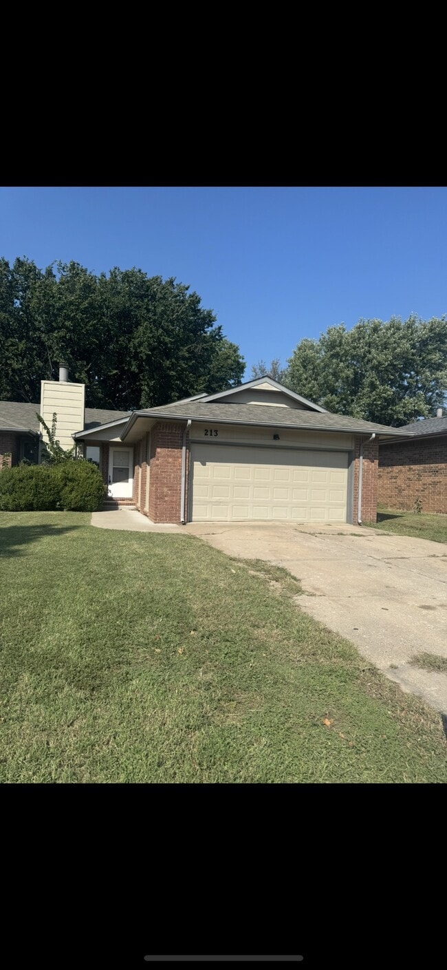 Building Photo - 213 S Lark Ln Rental