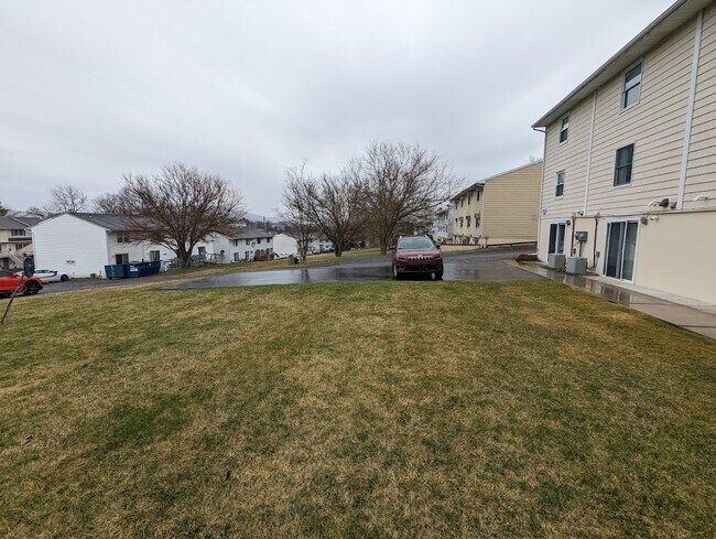 Photo - 628 Peachview Ln