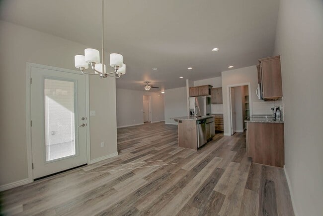 Photo - 735 Shadowleaf Ave