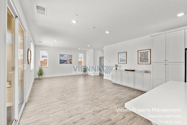 Photo - 6000 Waddington Wy