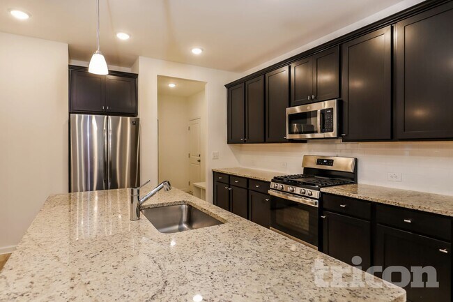 Photo - 173 Everett Sq House