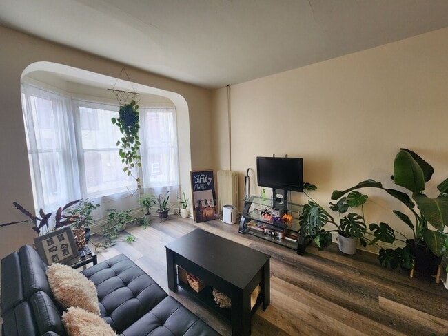 Building Photo - 643 Lincoln St Unit 2nd Floor