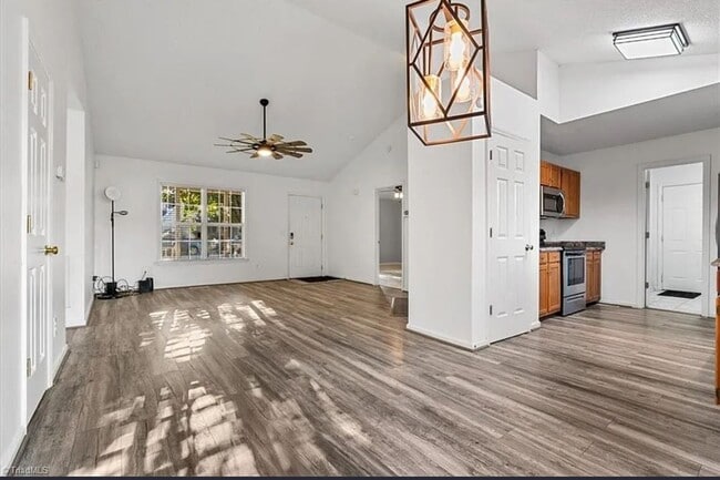 Photo - Charming 3Bed/2Bath house with 1 car garag...