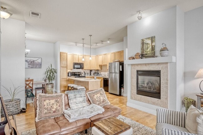 Photo - Beautiful Updated 2-bedroom Condo in highly desirable Mayfair-Lowry Location! 1-month free rent- ...