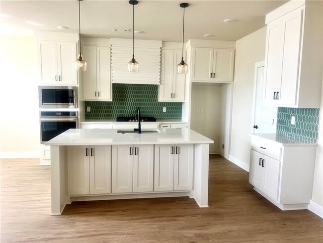 Photo - 970 Moksha St