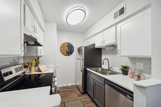 Building Photo - Elevate at Huebner Grove